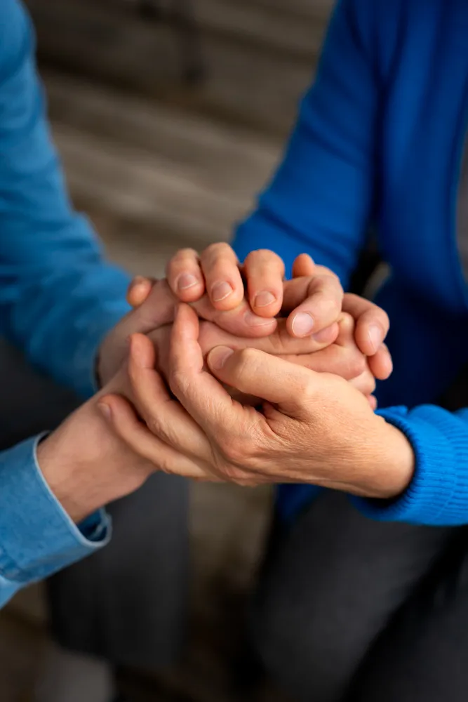 hände-menschen-leben-mit-assistenz